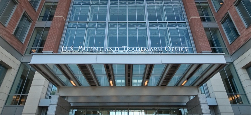 问：联邦商标注册过程主要有哪几个阶段？ Q: What are the main stages of the federal trademark registration process?